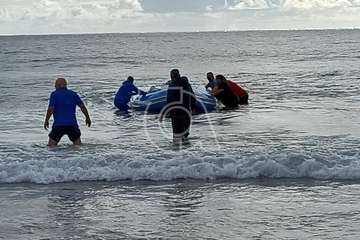 Una lancha neumática con varios jóvenes inmigrantes arriba a la playa de Ojos de Garza/TA.